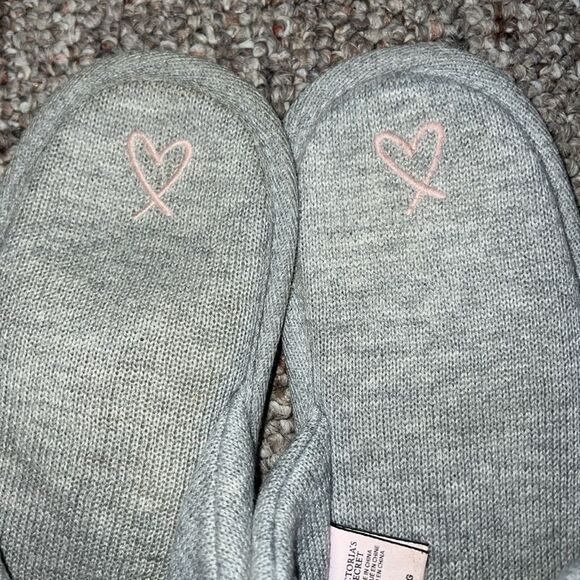 Victoria’s Secret grey ball house slippers Large - Picture 2 of 7